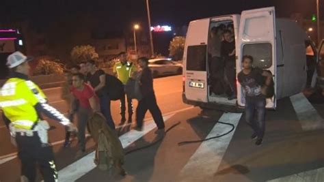 M­i­n­i­b­ü­s­t­e­n­ ­ç­ı­k­a­n­ ­6­0­ ­g­ö­ç­m­e­n­,­ ­p­o­l­i­s­l­e­r­e­ ­a­l­d­ı­r­m­a­d­a­n­ ­k­a­ç­t­ı­